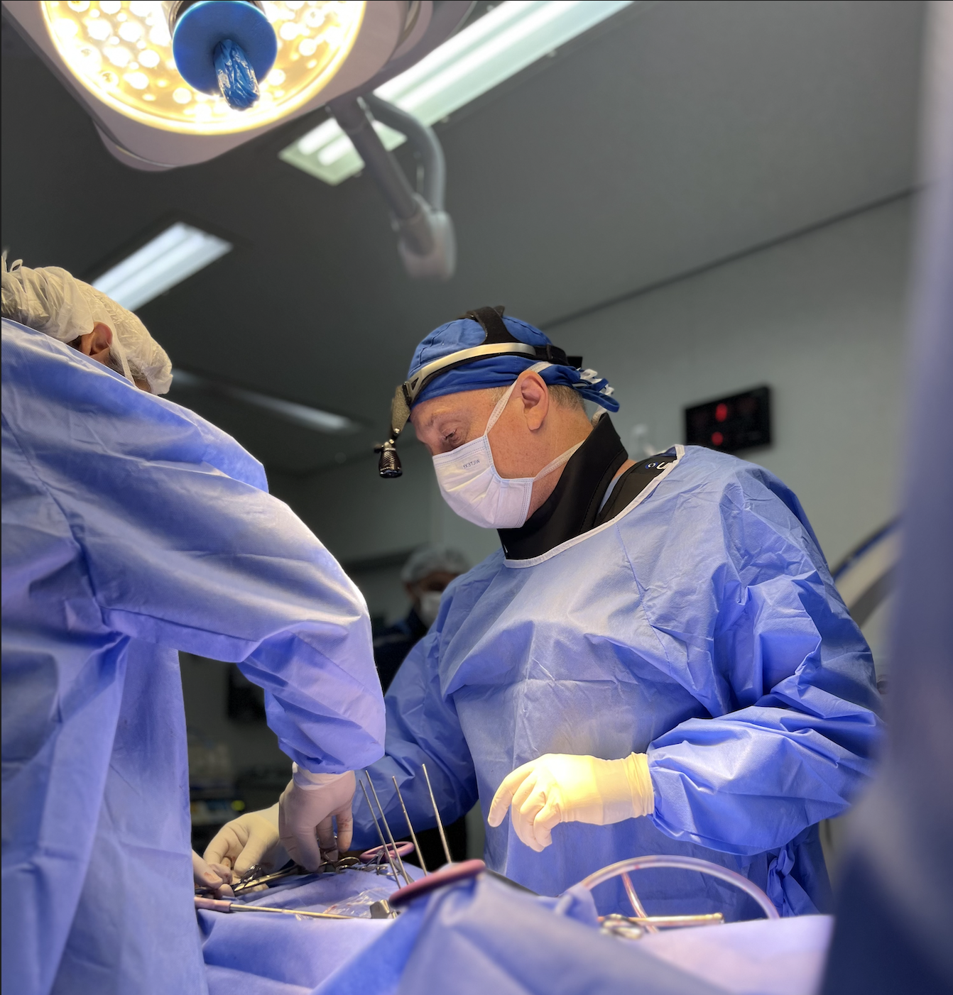 cirurgioes durante cirurgia paramentados 