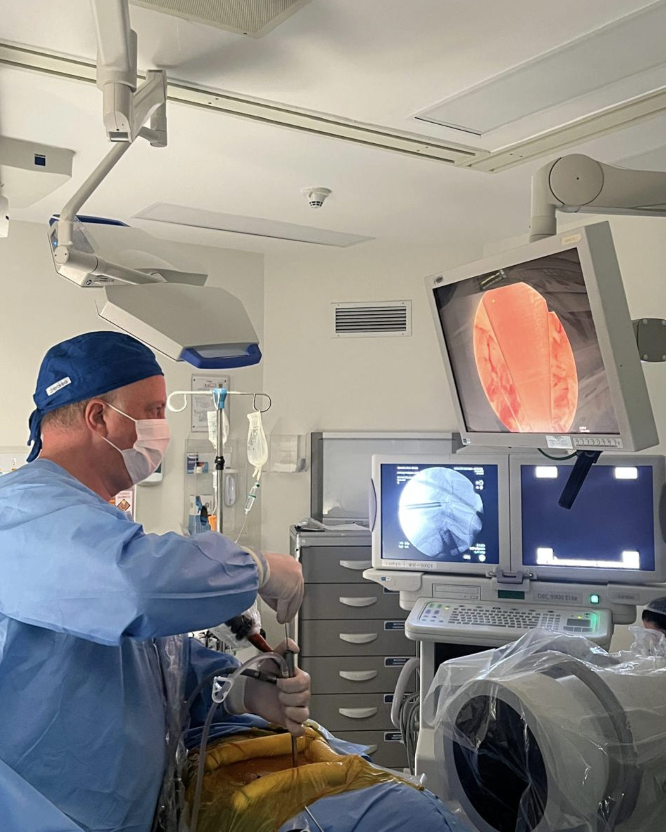 cirurgiao operando coluna por vídeo